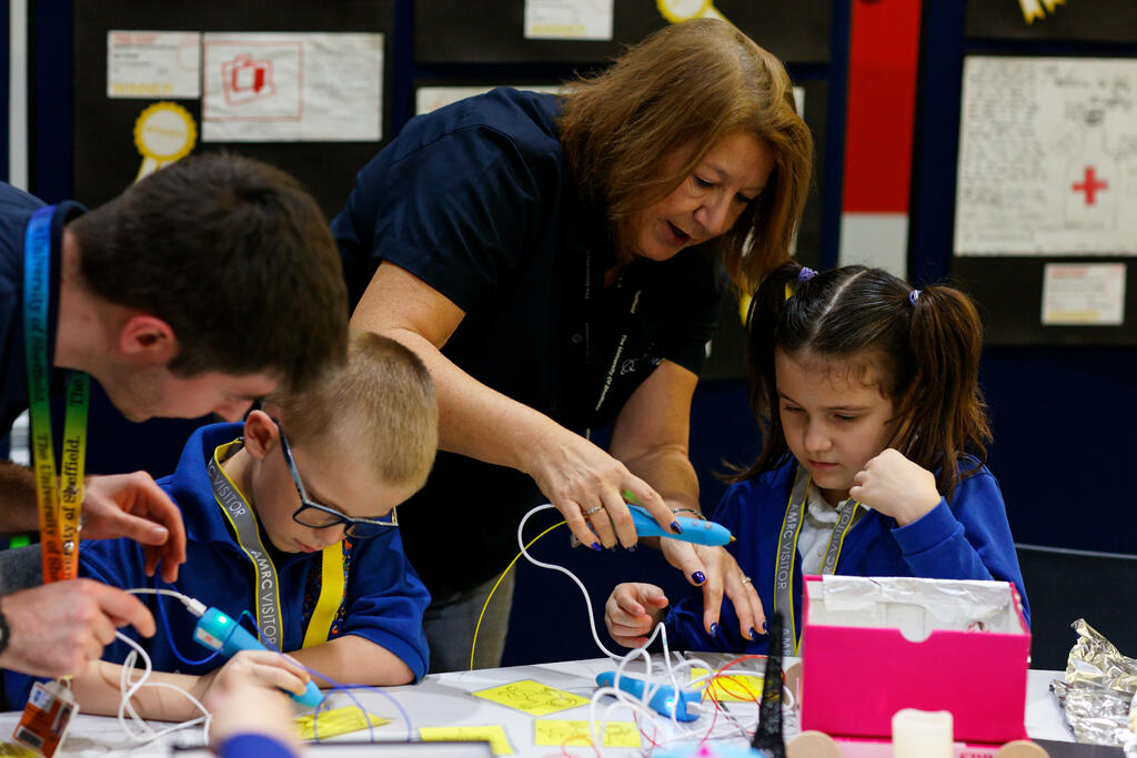  Debra Gisby, AMRC training and skills co-ordinator, working with children at the launch of Primary Engineer. 