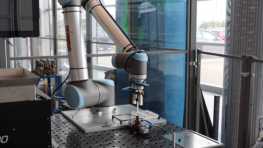 The demonstrator robotic arm built to test the automation of the cap-screwing processes for syringe bottles.