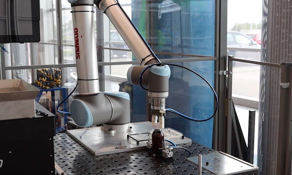 The demonstrator robotic arm built to test the automation of the cap-screwing processes for bottles.