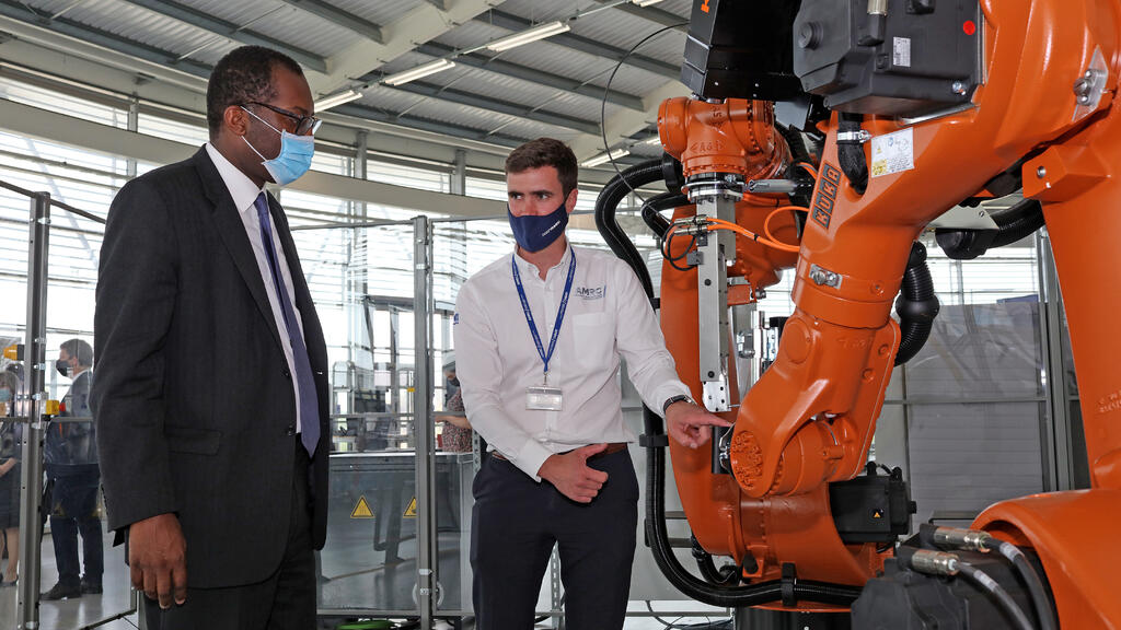 The AMRC’s technical fellow in electrical machines, Lloyd Tinkler, explains the FEMM Hub’s work to business secretary, Kwasi Kwarteng, at Factory 2050.