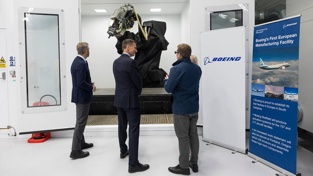 AMRC CEO Steve Foxley showcasing the world’s largest robotic machining cell at the Factory 2050 facility.